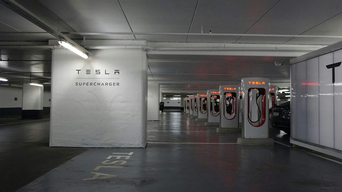 Bijna 50% van de elektrische autorijders gebruikt ook Tesla laadpalen tijdens de vakantie
