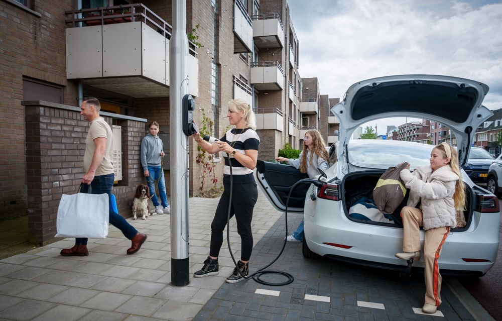 duurzame lantaarnpaal met laadpunt voor elektrische auto’s