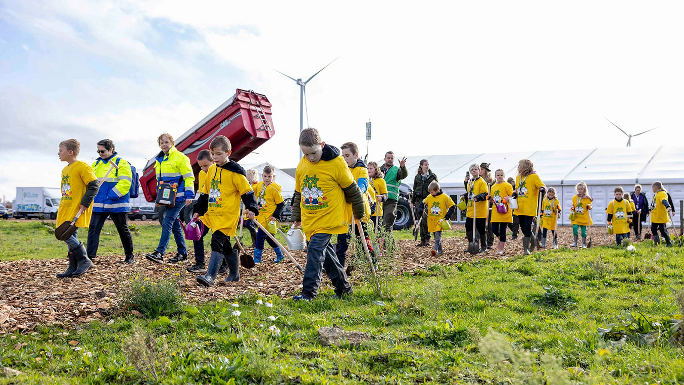 Kinderen planten beukenhaag op eerste Utrechtse BoerenBoomfeestdag