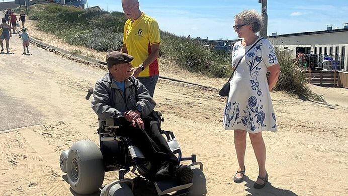 Elektrische strandrolstoel maakt Bloemendaal aan Zee nog toegankelijker
