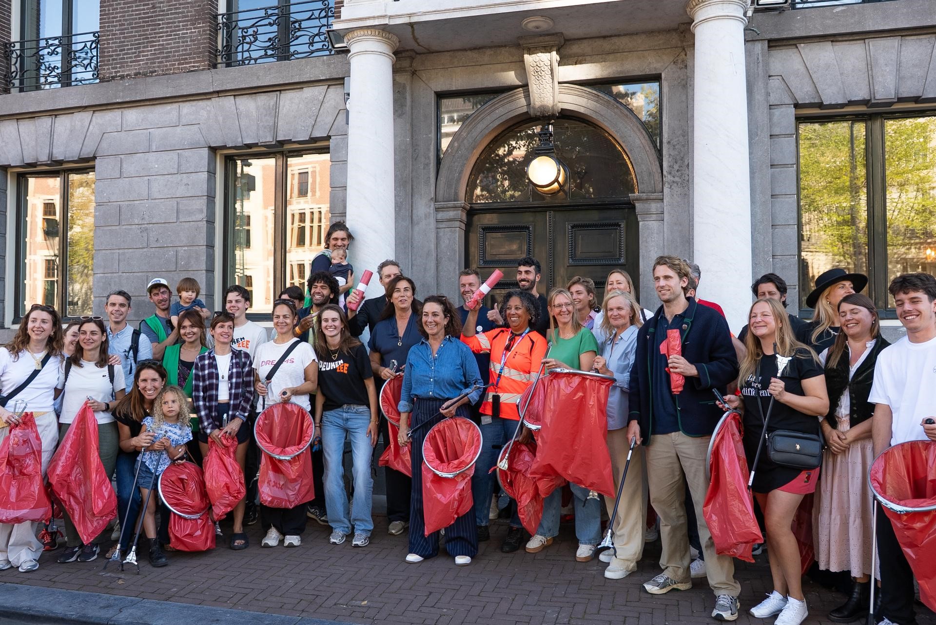 Amsterdam CleansDay: 15.000 Amsterdammers ruimen de stad op