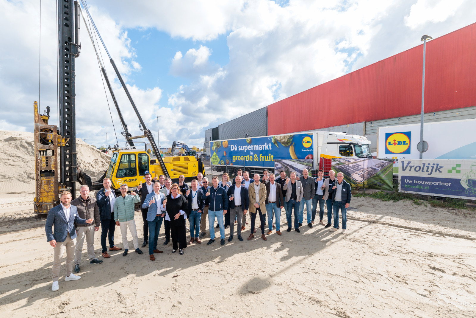 Lidl opent vijfde snellaadplein en slaat eerste paal voor uitbreiding distributiecentrum Etten-Leur