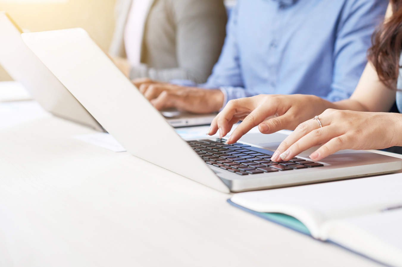 Binnenlandse Zaken doneert tienduizenden laptops aan mensen met een laag inkomen