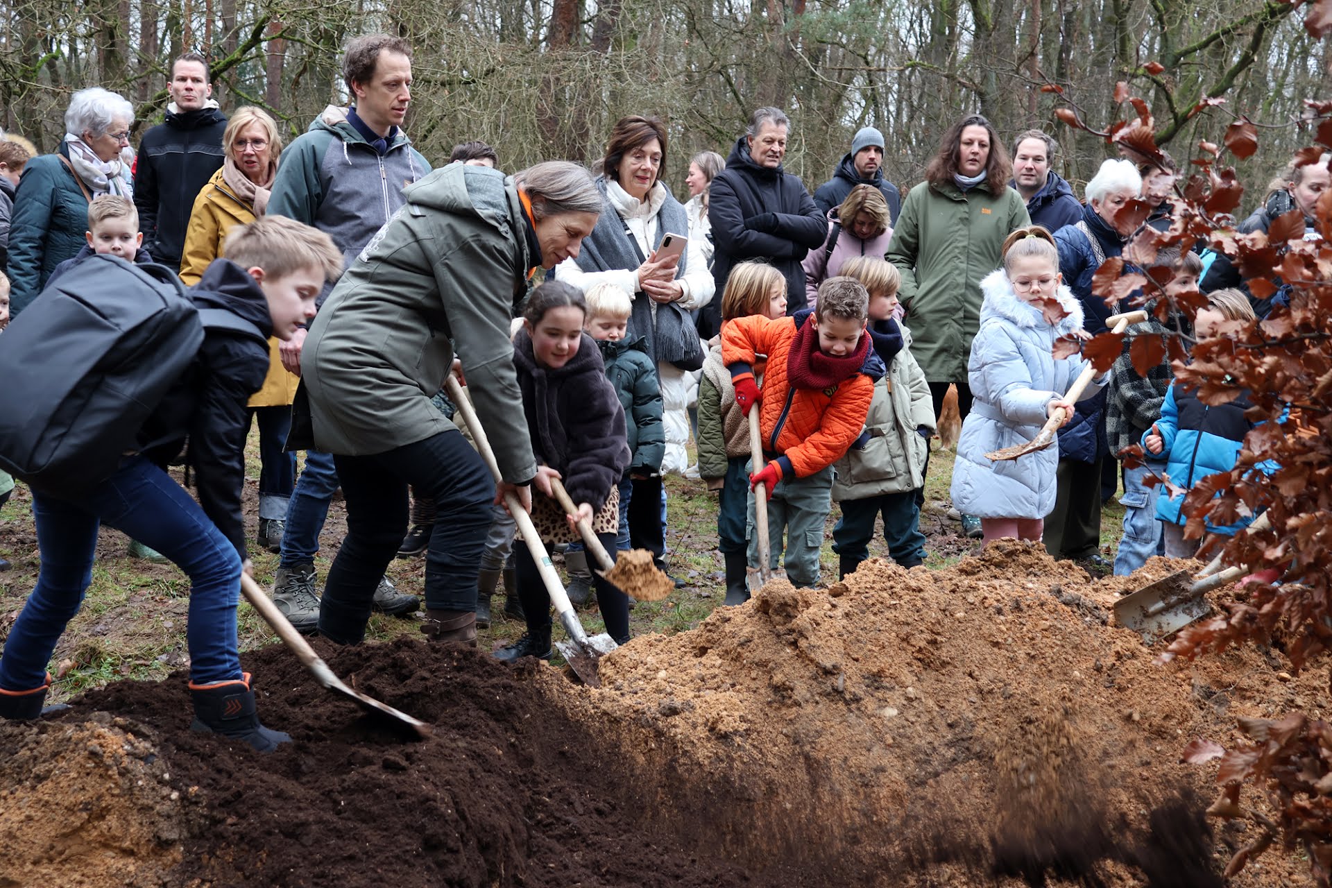 Kinderen planten eerste bomen in Kinderbos De Meinweg