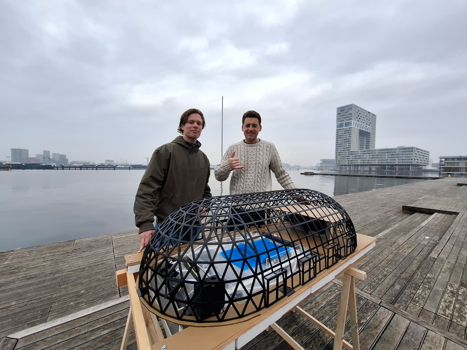 SurfPill start wetenschappelijk onderzoek met UvA naar innovatieve waterzuivering in stedelijk water