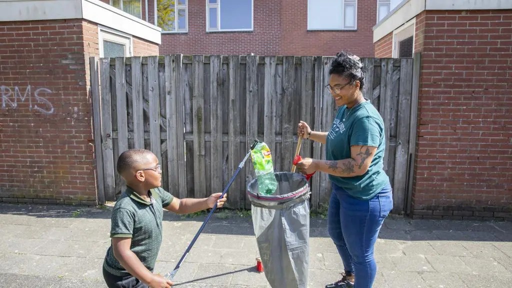 Kinderen krijgen beloning voor een schone straat