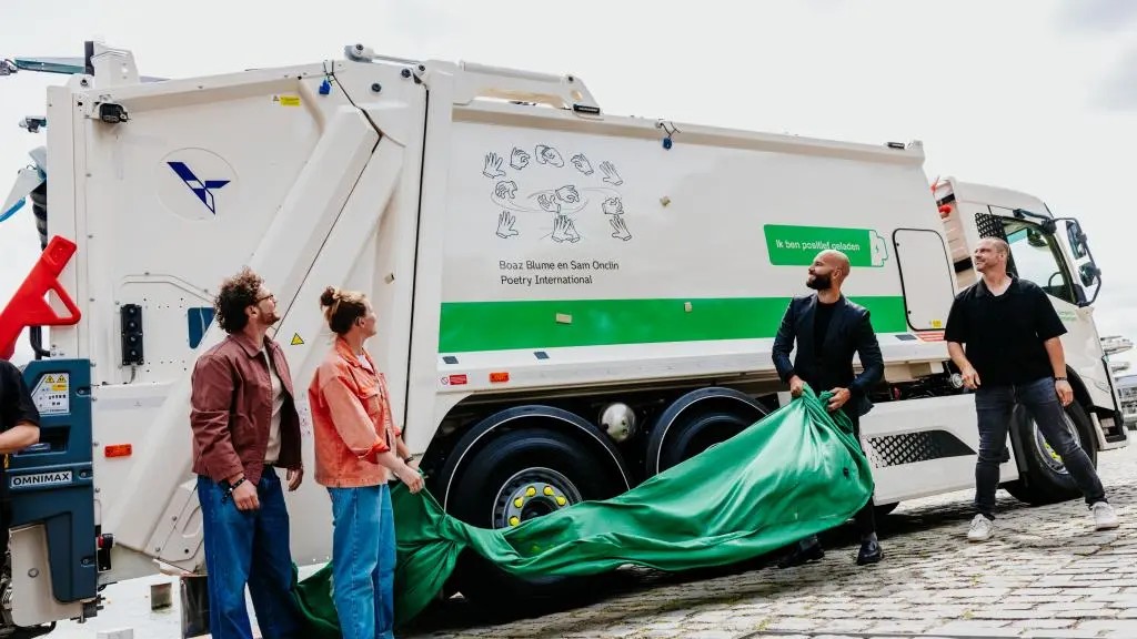 Allereerste dichtregel in gebarentaal op een vuilniswagen